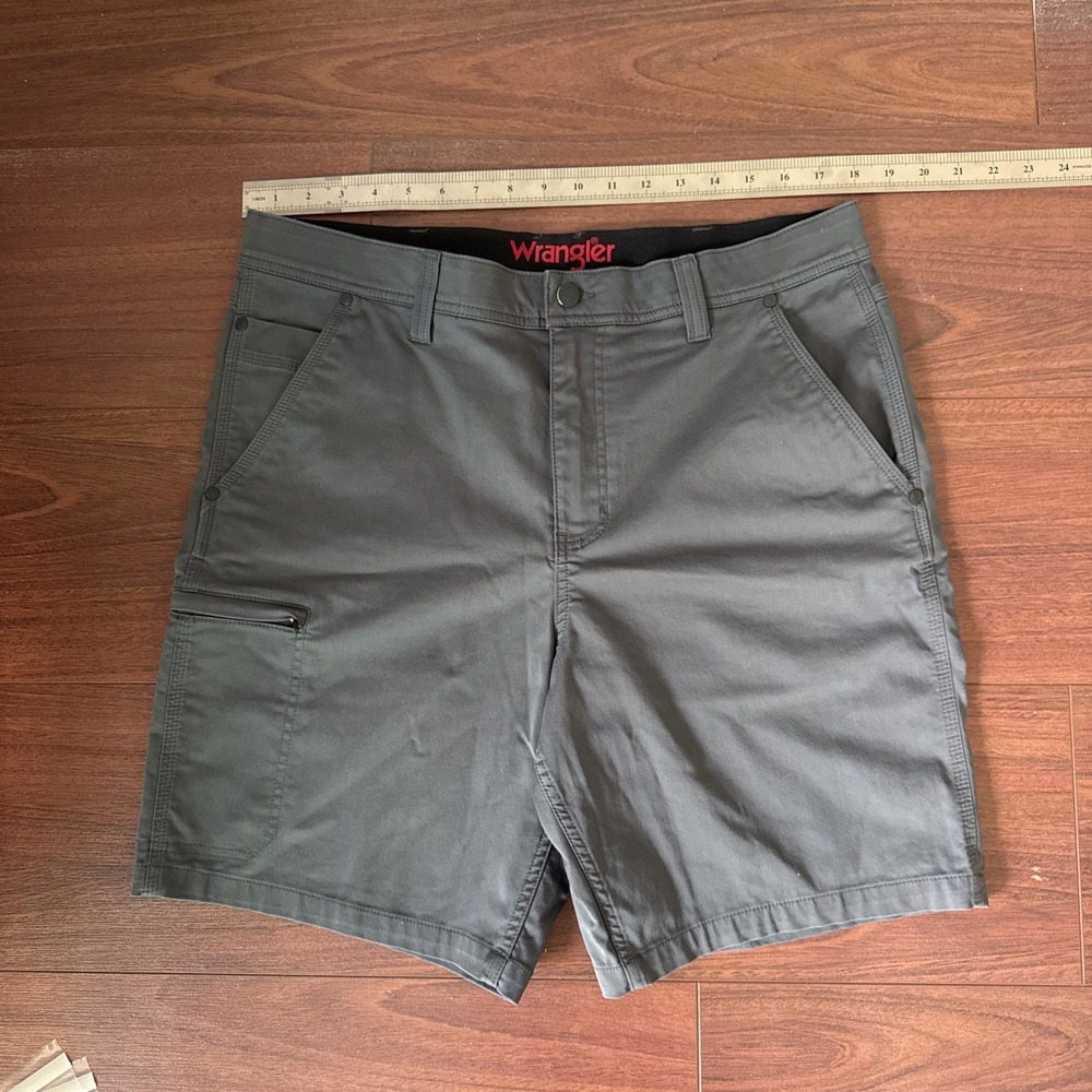 Wrangler Mens 34 Gray Regular Fit Cargo Shorts 10 Inch Inseam 1967460